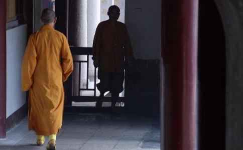 出家人要以知足常乐为原则，不为自己而募化