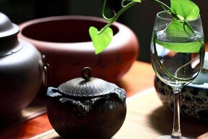 朱元璋去拜佛，问：朕要跪吗？方丈说一句话，救了全寺性命